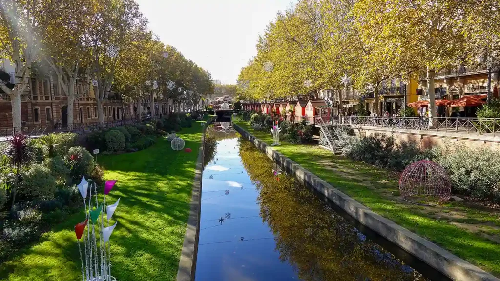 Canal de Perpiñán decorado en Navidad con casetas de Quai Vauban.