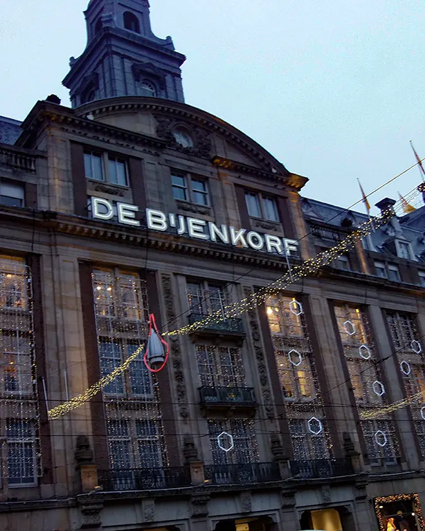 Fachada de los grandes almacenes De Bijenkorf en Ámsterdam.