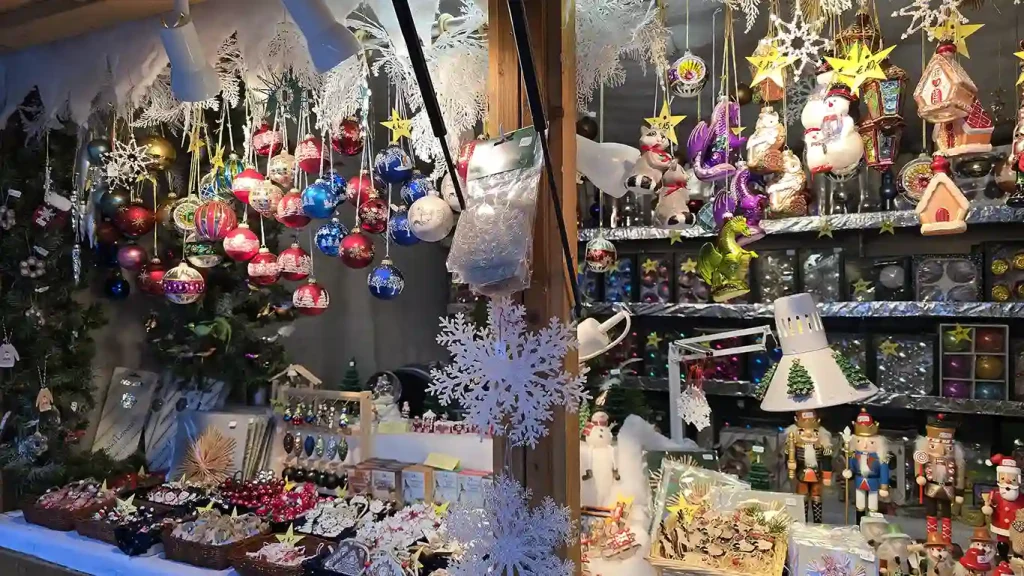 Puesto de artesanía y decoración navideña en Ámsterdam.