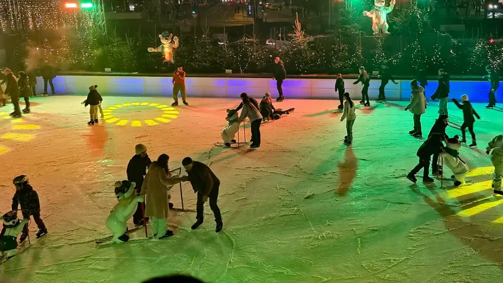 Personas patinando en una pista de hielo de Ámsterdam.