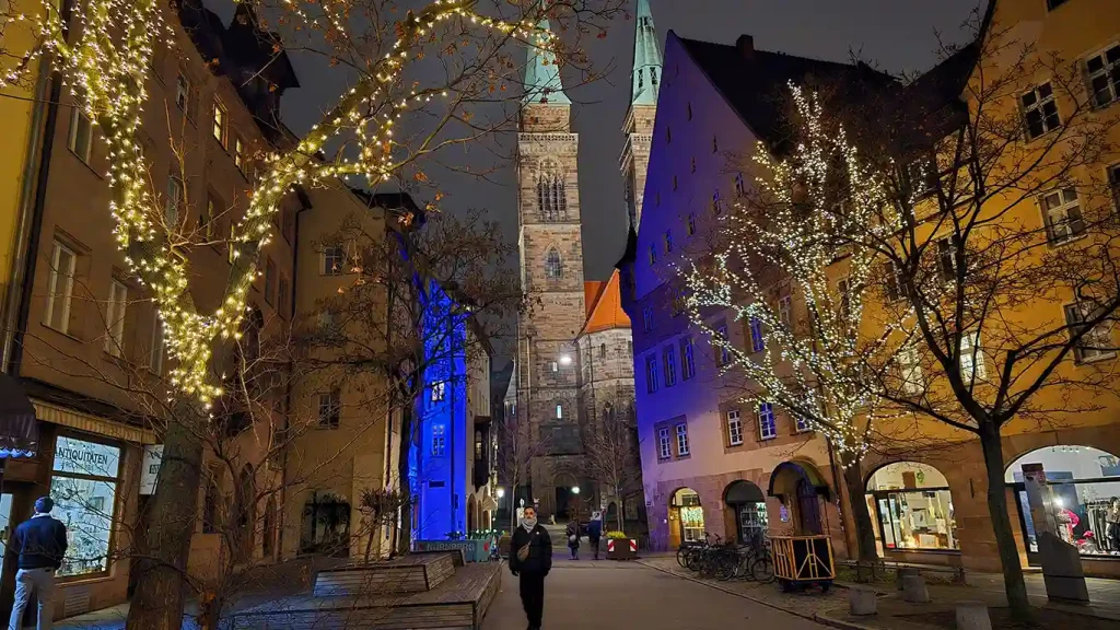 Iglesia de St. Sebald rodeada de luces de Navidad en Núremberg.