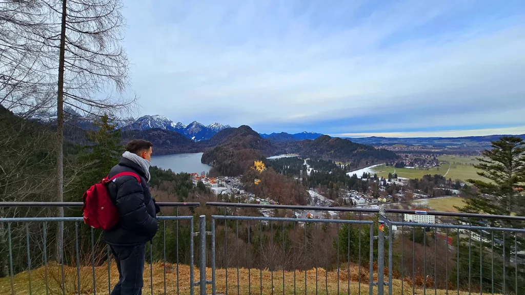Dos Viajeros Viajando en unas montañas de Alemania