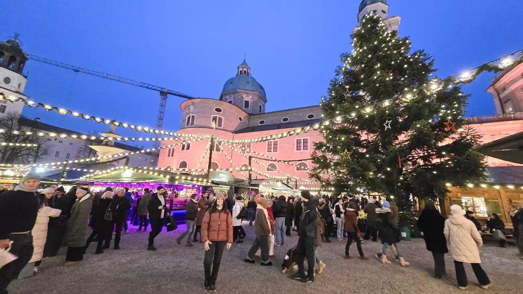 Árbol de Navidad de Residenzplatz en el Salzburger Christkindlmarkt.