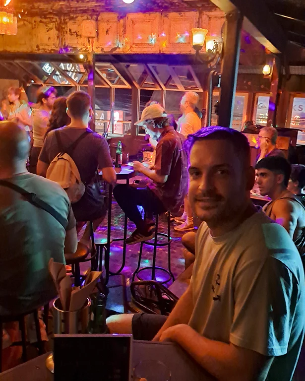 Música en directo y ambiente nocturno en No Más Ubud.