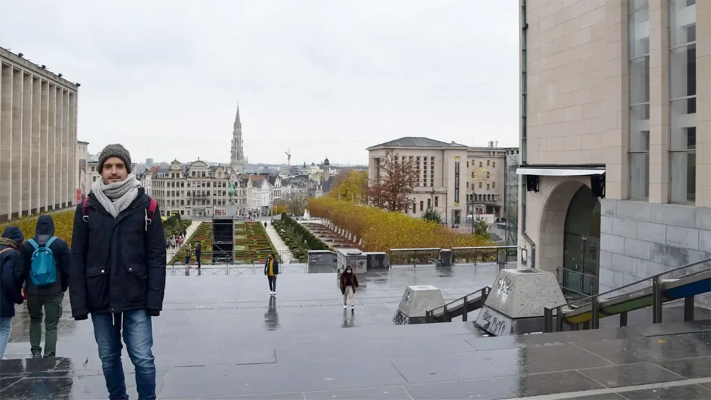Viajero en Mont des Arts con vistas al centro de Bruselas.
