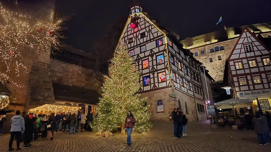 Casas tradicionales y árbol de Navidad en Núremberg.