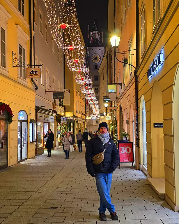Calle del centro histórico de Salzburgo iluminada en Navidad.