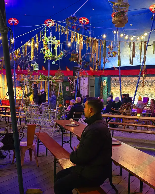 Interior de una carpa del Märchenbazar de Múnich.
