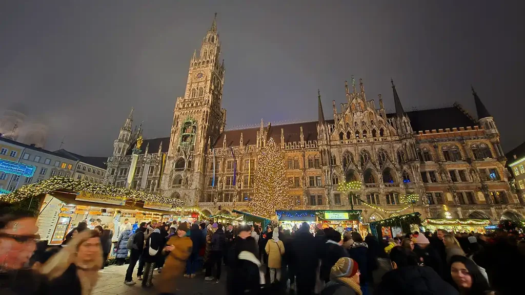 Christkindlmarkt de Marienplatz iluminado de noche.
