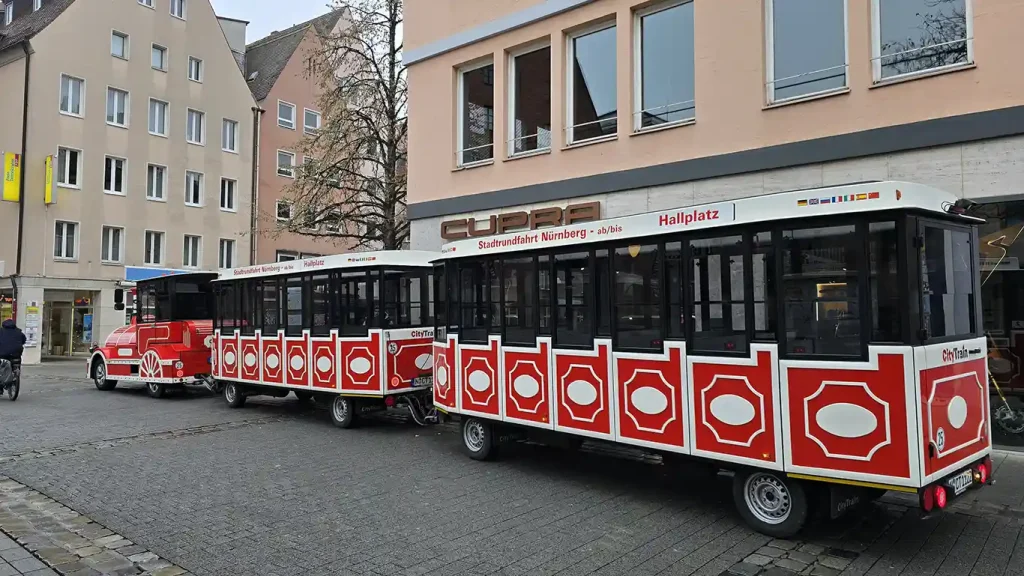 CityTrain turístico de Núremberg en el centro histórico.