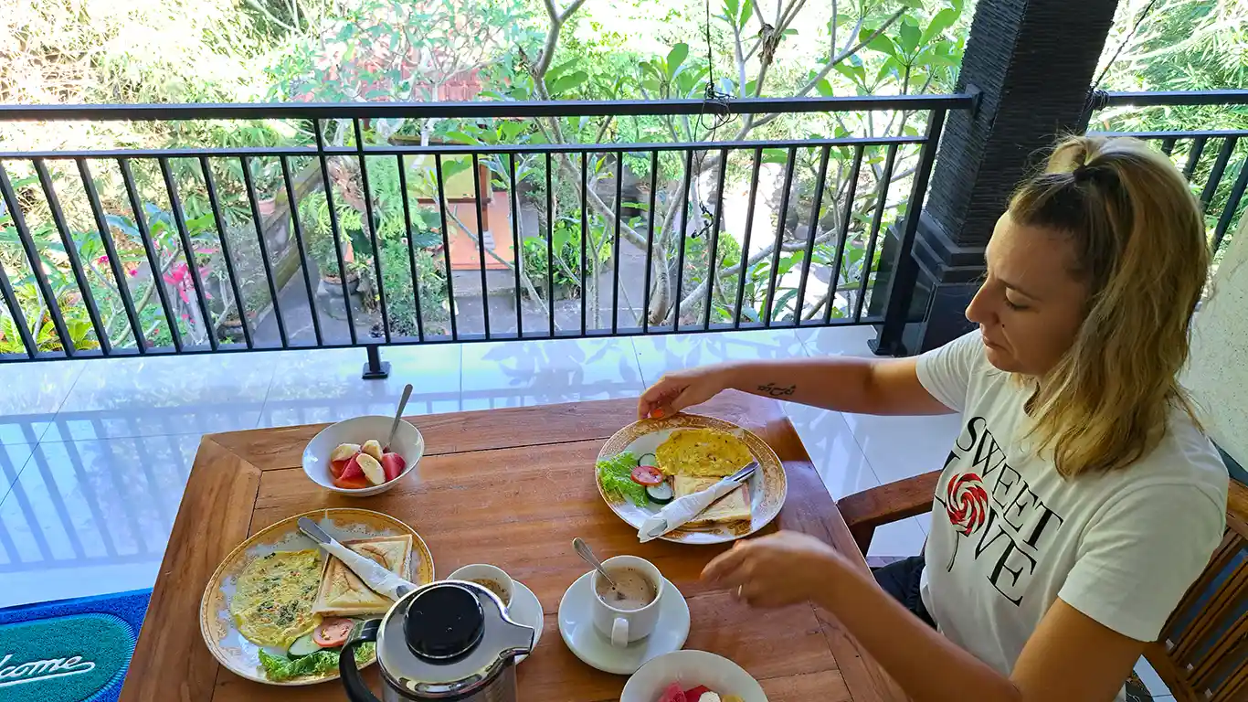 Restaurantes y pequeños locales para cenar en el centro de Ubud.
