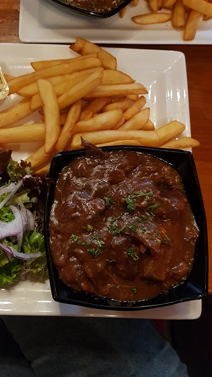 Plato de ternera durante nuestra ruta gastronómica por Bruselas.