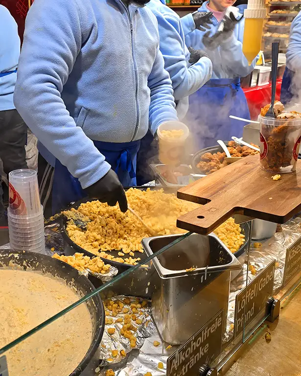 Käsespätzle preparados en un mercadillo navideño de Núremberg.