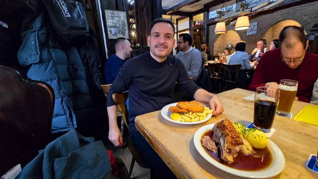 Comida tradicional en Wirtshaus Hütt'n de Núremberg.