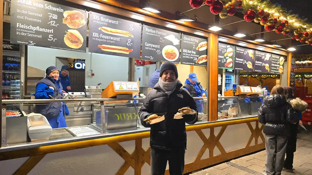 Probando comida en un mercadillo de Navidad de Múnich.