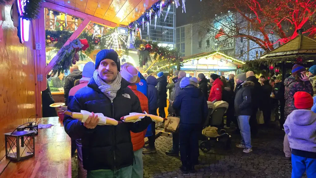 Comiendo salchichas alemanas en el mercado de Rindermarkt.