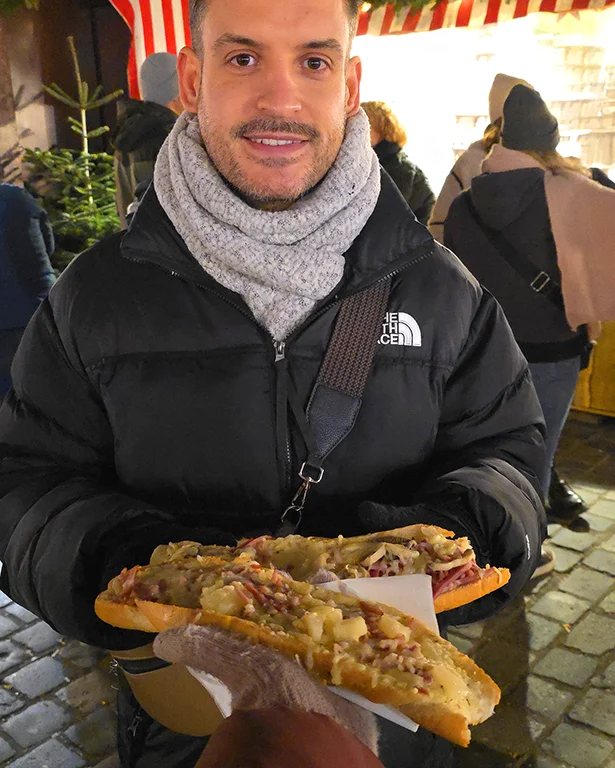 Baguette caliente en un mercadillo de Navidad de Núremberg.