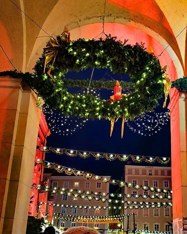 Decoración de Navidad en una calle de Salzburgo.