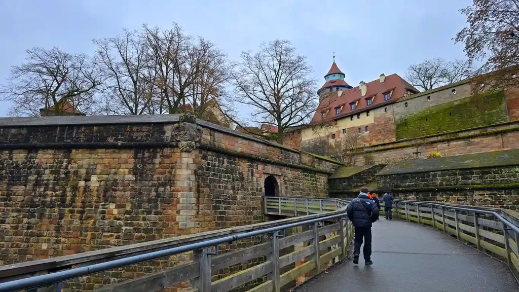 Murallas y acceso al Castillo Imperial de Núremberg.