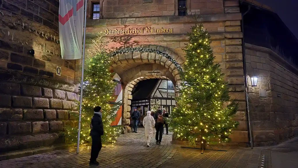Entrada del Handwerkerhof Nürnberg iluminada en Navidad.