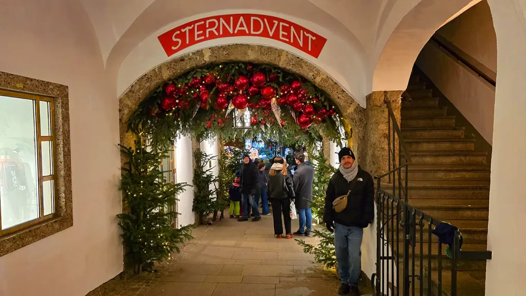 Pasillo iluminado de entrada al Sternadvent de Salzburgo.