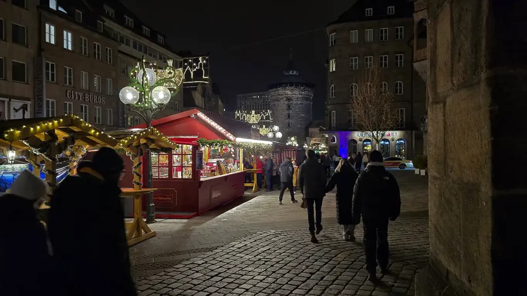 Puestos navideños iluminados en las calles de Núremberg.