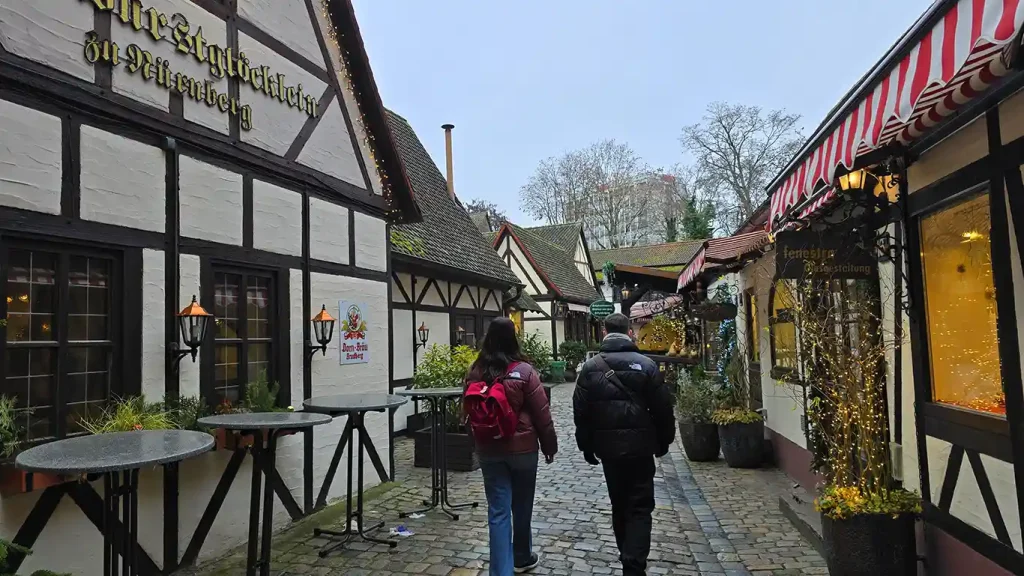 Calles del Handwerkerhof Nürnberg con casas tradicionales.