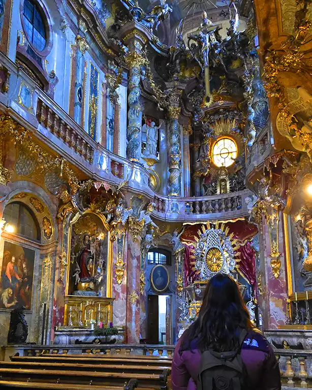 Interior de una iglesia histórica de Múnich.