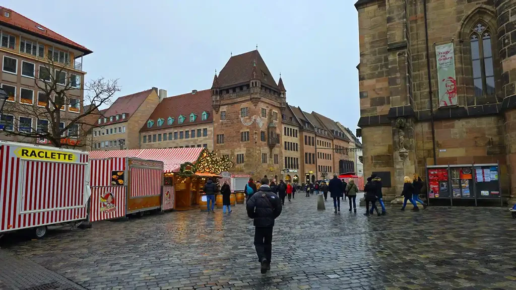 Königstraße decorada en Navidad en Núremberg.