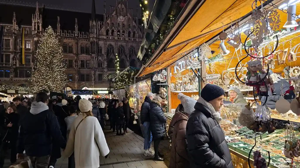 Kripperlmarkt de Múnich con Marienplatz al fondo.