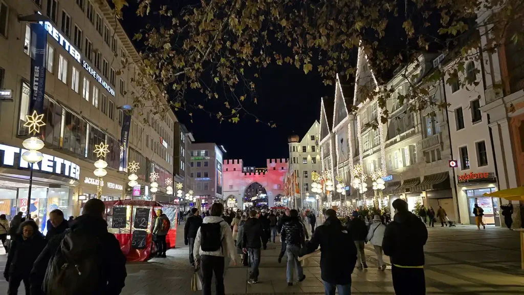 Neuhauser Straße iluminada en Navidad en Múnich.