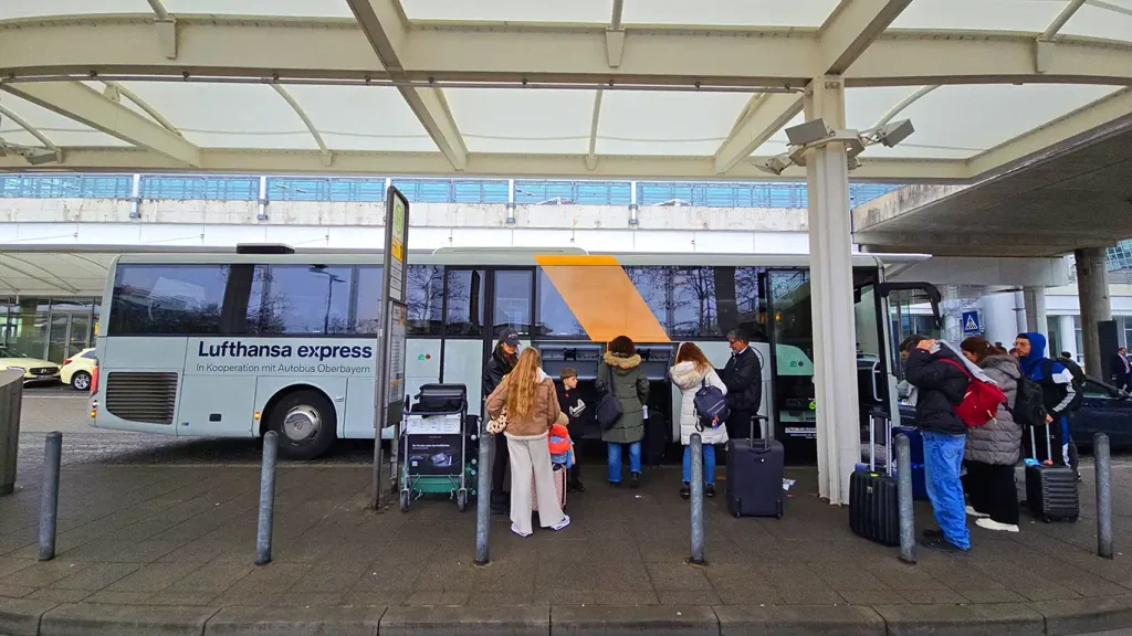 Lufthansa Express Bus en el aeropuerto de Múnich.
