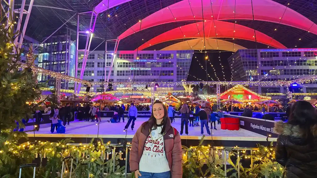 Mercado de Navidad del aeropuerto de Múnich con pista de hielo.