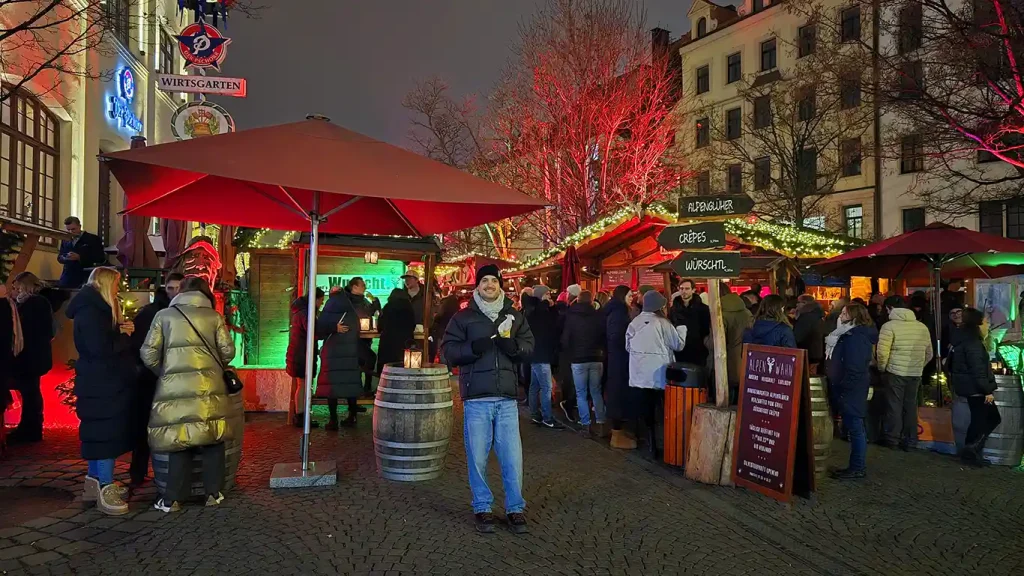 Weihnachtsmarkt Alpenwahn de Múnich de noche.