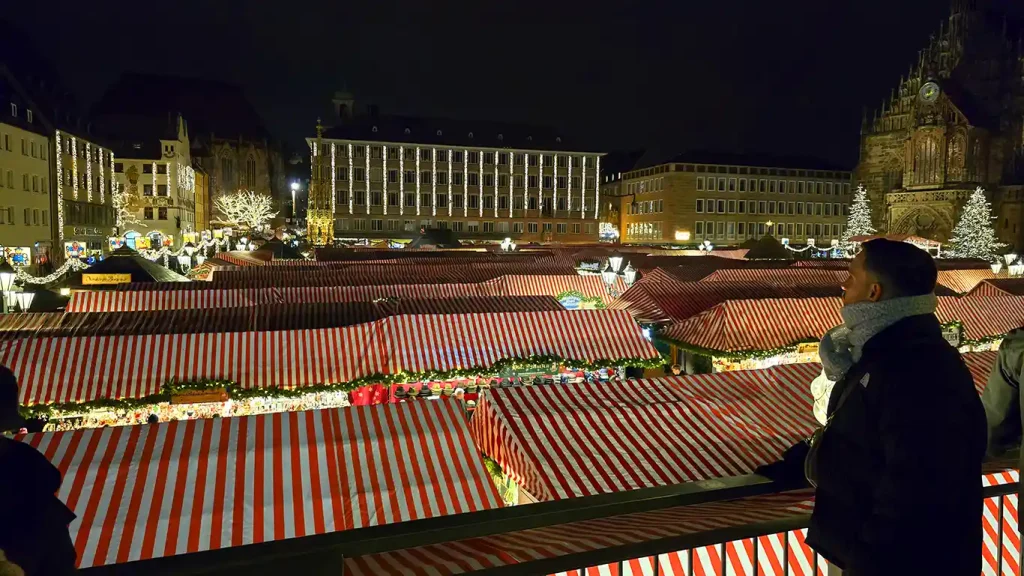 Christkindlesmarkt de Núremberg visto desde una terraza de Hauptmarkt.