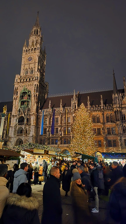 Neues Rathaus y casetas del mercado de Navidad de Múnich.