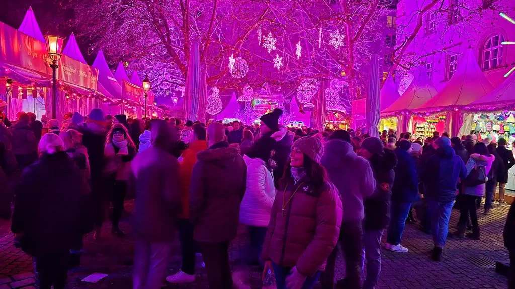 Pink Christmas iluminado de noche en Múnich.