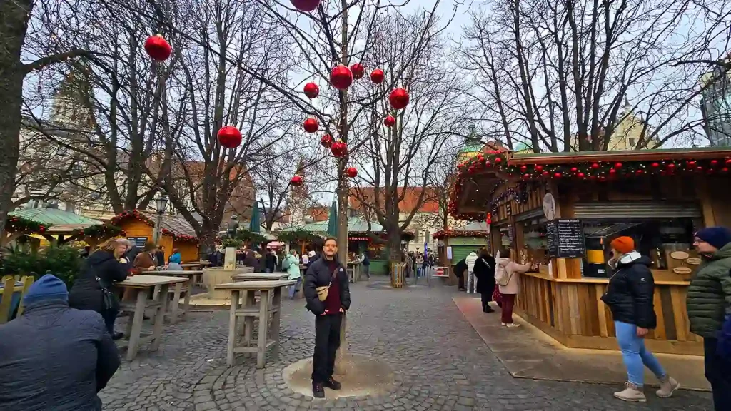 Viktualienmarkt decorado durante la Navidad en Múnich.