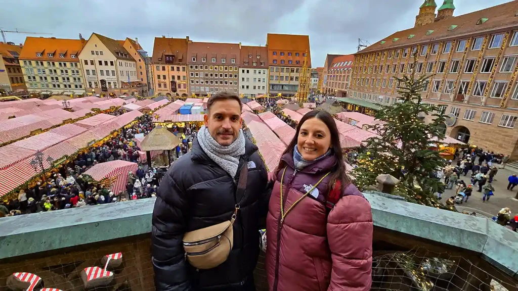 Vistas del Christkindlesmarkt desde la Frauenkirche de Núremberg.