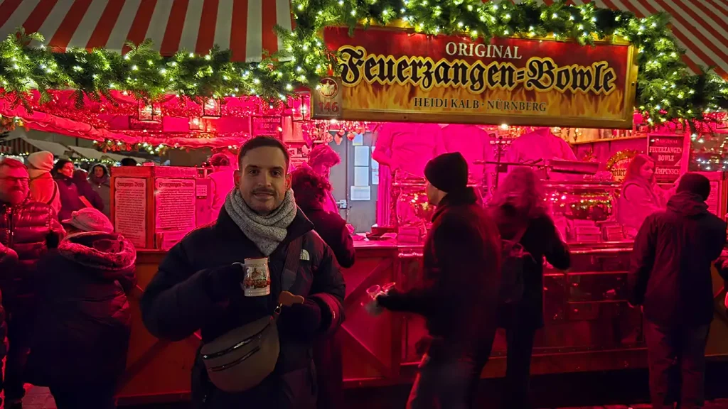 Joan con una taza de Glühwein en un mercado navideño de Núremberg.