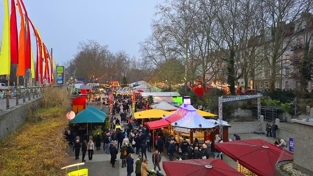 Schwabinger Weihnachtsmarkt en Münchner Freiheit.