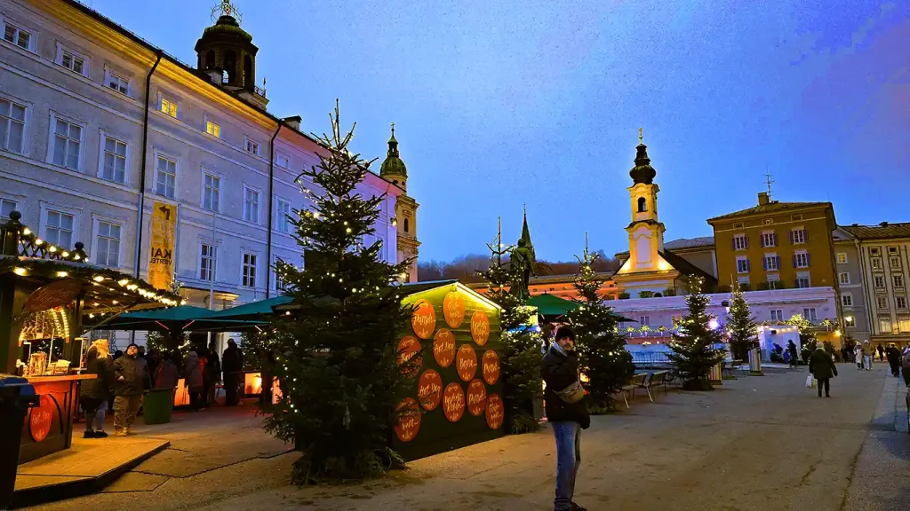 Casetas navideñas junto a Mozartplatz en Salzburgo.