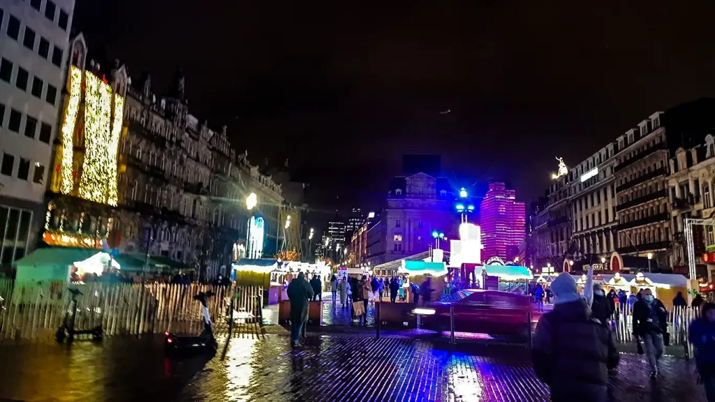 Pista de hielo navideña de Place De Brouckère en Bruselas.