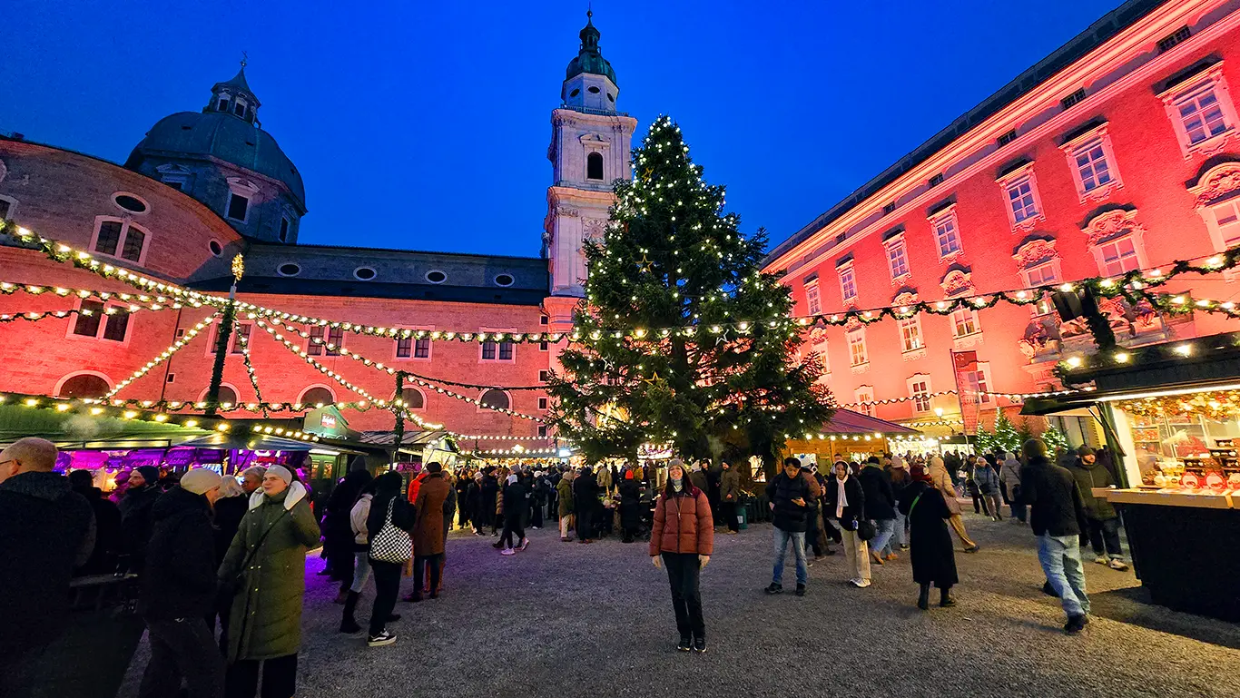 Salzburger Christkindlmarkt iluminado en Navidad.