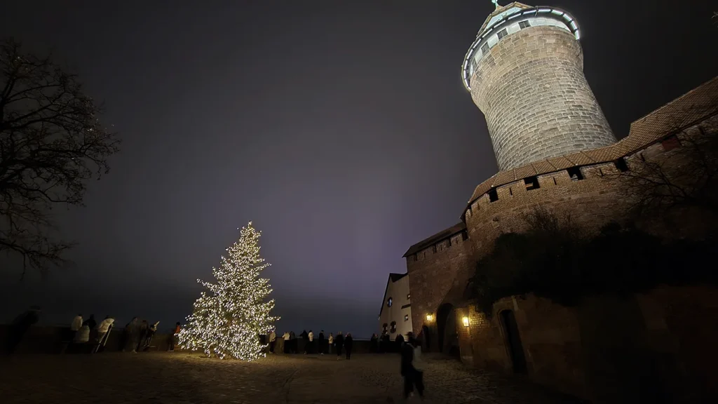 Árbol de Navidad junto al Castillo Imperial de Núremberg.