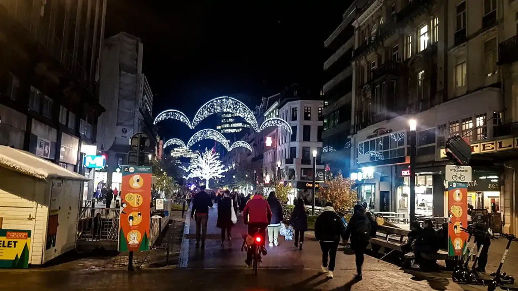 Iluminación de Navidad en Boulevard Anspach de Bruselas.
