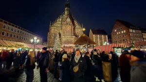 Christkindlesmarkt de Núremberg frente a la Frauenkirche.
