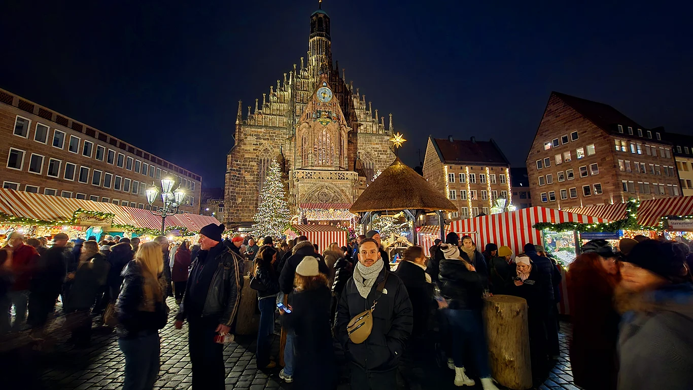 Christkindlesmarkt de Núremberg frente a la Frauenkirche.