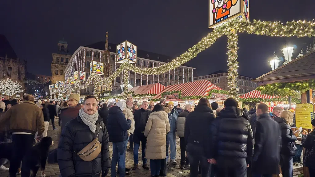 Mercadillo de Navidad de Núremberg iluminado de noche