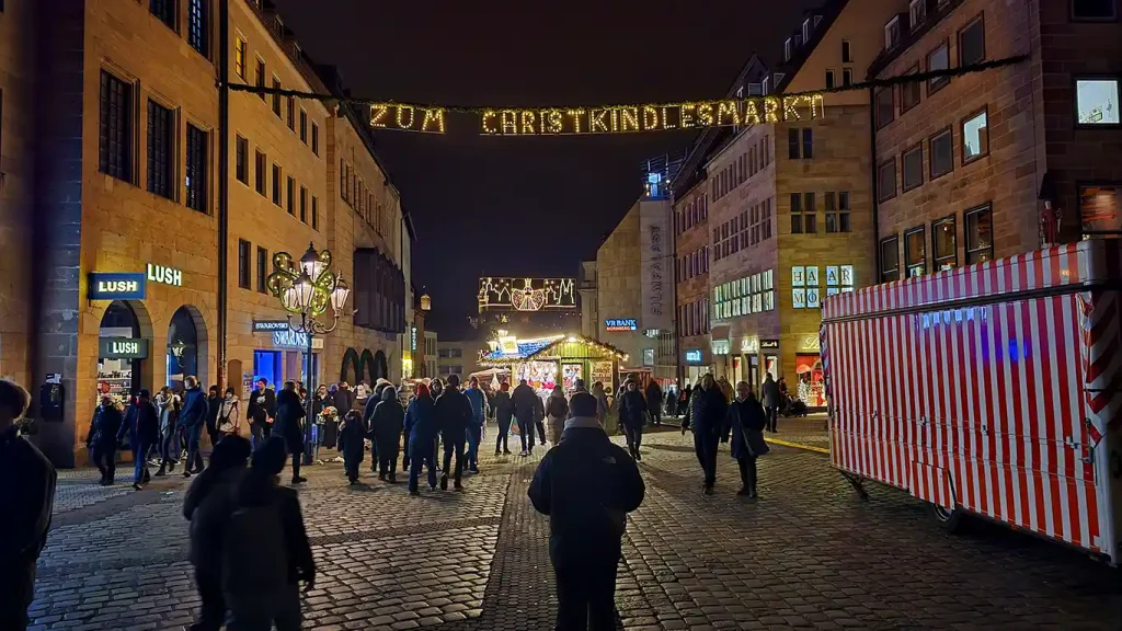 Calle del centro de Núremberg camino al Christkindlesmarkt.